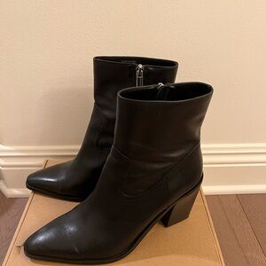 Steve Madden Elene boot
Worn once, in great shape. No scuffs or imperfections,